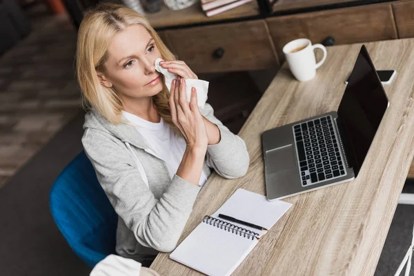 Femme malade utilisant un ordinateur portable — Photo de stock