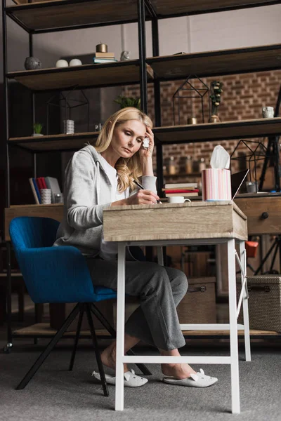 Mujer enferma en casa — Stock Photo