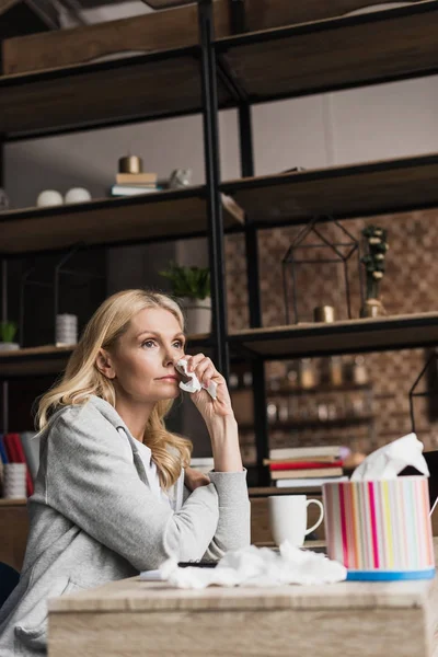 Mujer enferma en casa - foto de stock