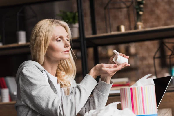 Donna malata che prende medicine — Foto stock