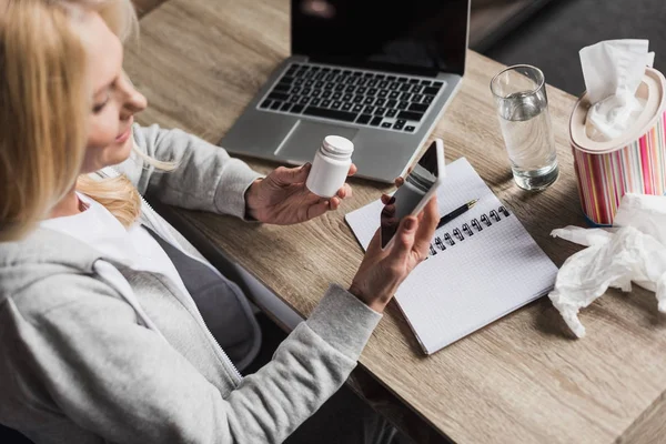 Kranke Frau nutzt Smartphone — Stockfoto