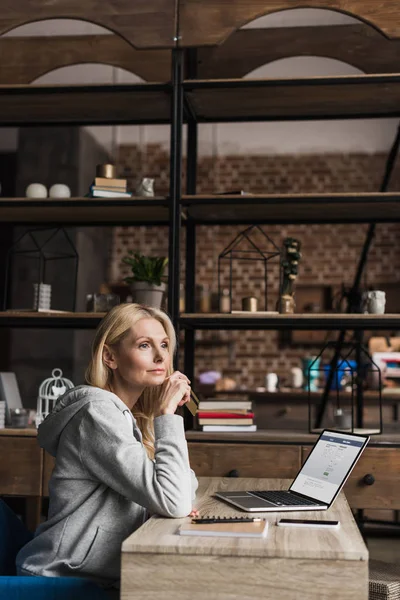 Donna che utilizza il computer portatile a casa — Foto stock