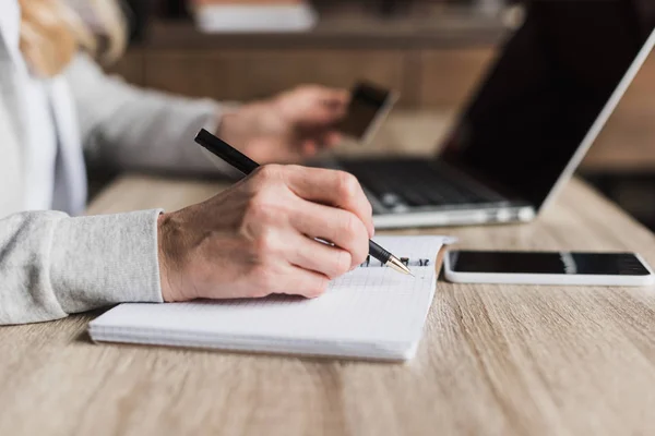 Femme prenant des notes — Photo de stock