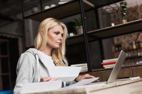 Frau benutzt Laptop zu Hause — Stockfoto