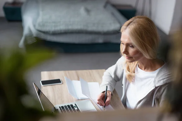 Mujer usando el ordenador portátil en casa - foto de stock