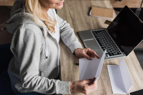 Donna che utilizza il computer portatile a casa — Foto stock