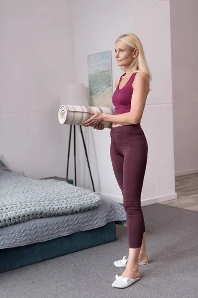 Mujer con Estera de Yoga en Casa - foto de stock