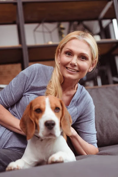 Femme avec chien à la maison — Photo de stock