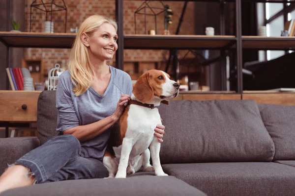 Femme avec chien à la maison — Photo de stock