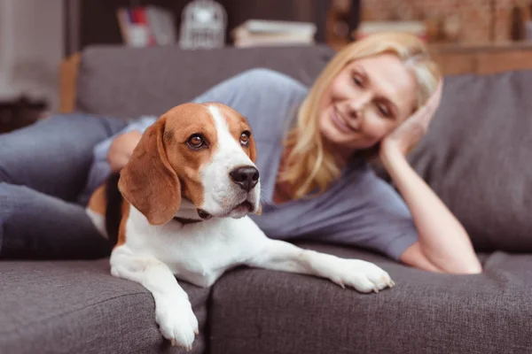 Frau mit Hund zu Hause — Stockfoto