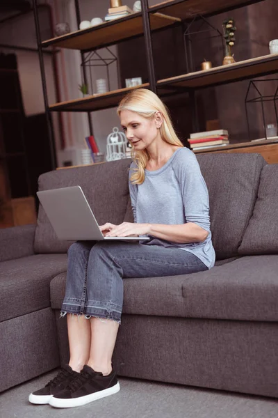Жінка використовує ноутбук вдома — стокове фото