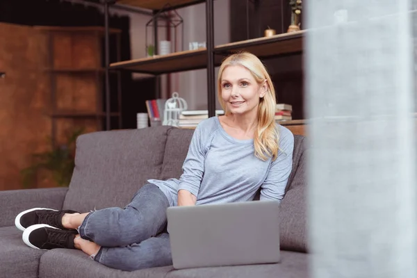 Frau benutzt Laptop zu Hause — Stockfoto