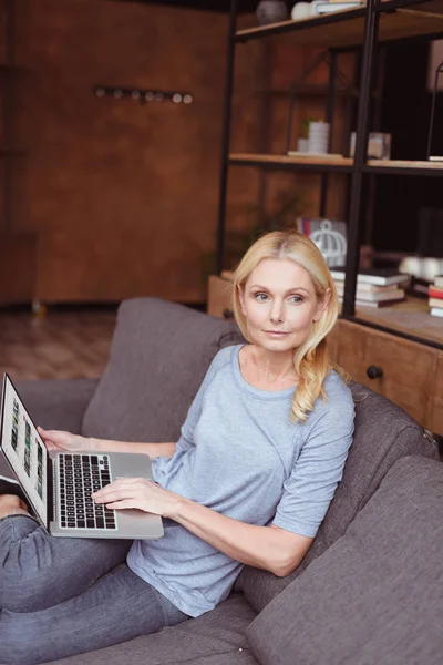 Frau benutzt Laptop zu Hause — Stockfoto