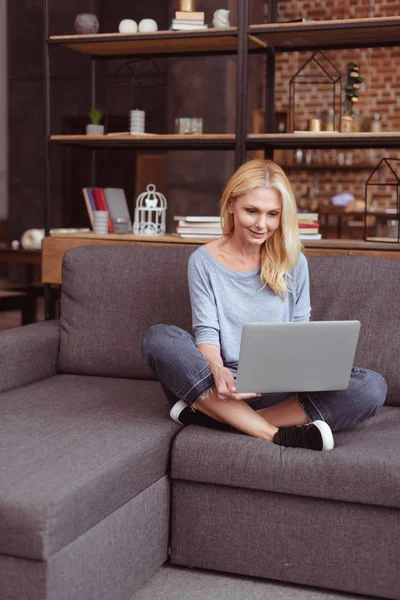 Frau benutzt Laptop zu Hause — Stockfoto