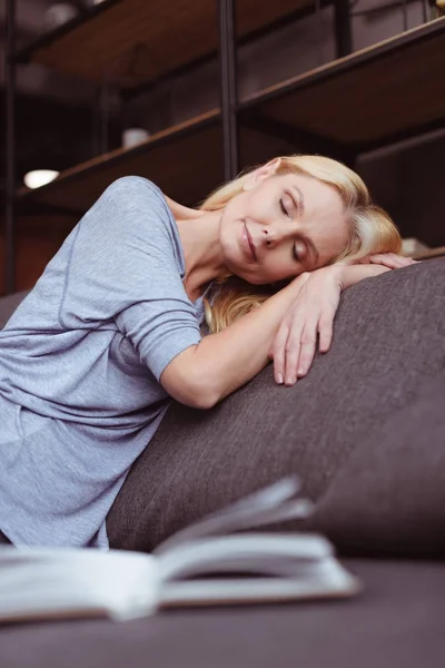 Femme dormant sur le canapé — Photo de stock