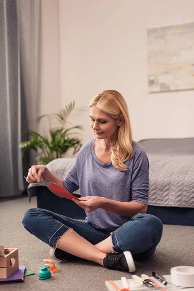 Woman doing handicraft at home — Stock Photo