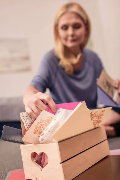 Mujer fabricación de papel en casa - foto de stock