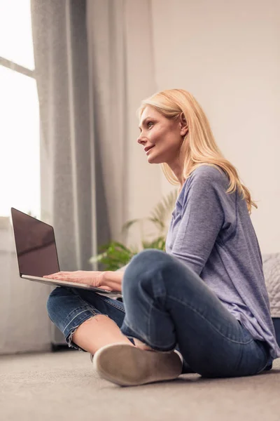 Donna che utilizza il computer portatile a casa — Foto stock