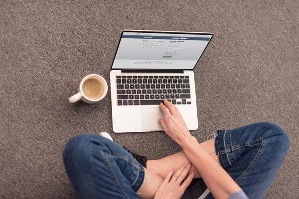 Mulher usando laptop em casa — Fotografia de Stock