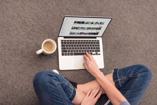 Woman using laptop at home — Stock Photo