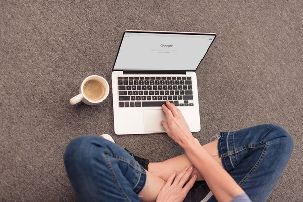 Donna che utilizza il computer portatile a casa — Foto stock