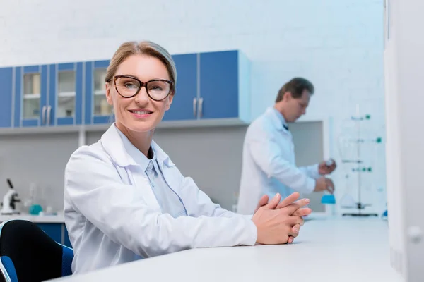 Scientist working in lab — Stock Photo