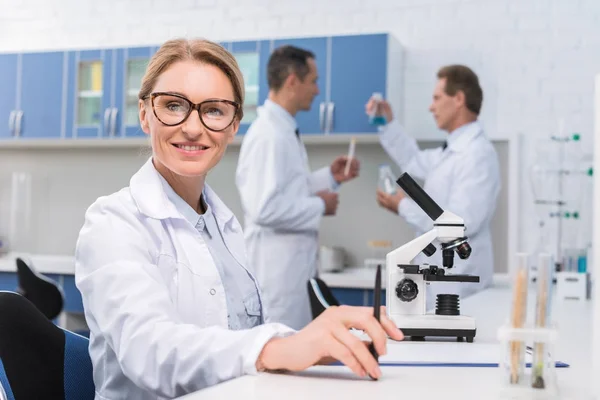 Cientista que trabalha em laboratório — Fotografia de Stock