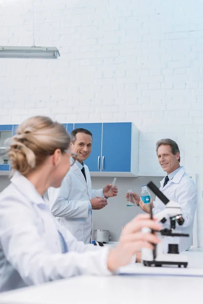 Chemiker diskutieren über Arbeit — Stockfoto