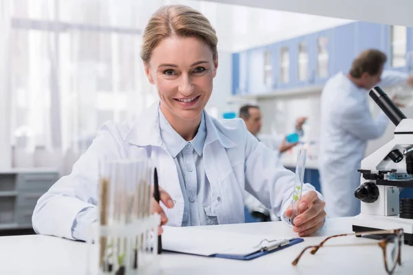 Farmacista che lavora con provetta — Foto stock