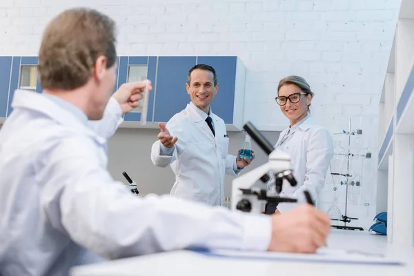 Équipe joyeuse de scientifiques — Photo de stock