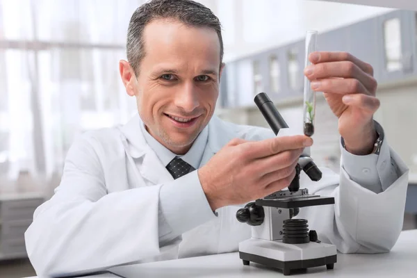 Chemist working with sample — Stock Photo