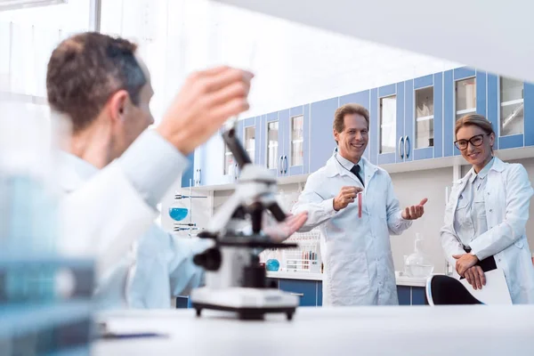 Cientistas falando em laboratório — Fotografia de Stock