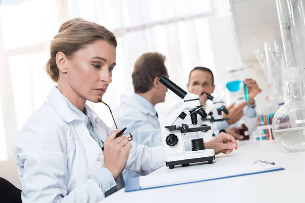 Técnico de laboratorio tomando notas - foto de stock