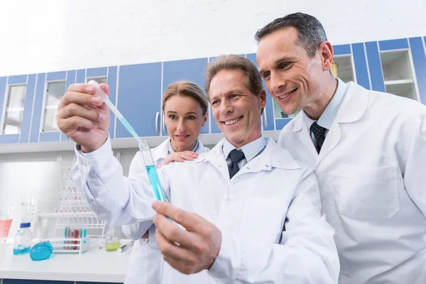 Científicos haciendo experimentos con muestras - foto de stock