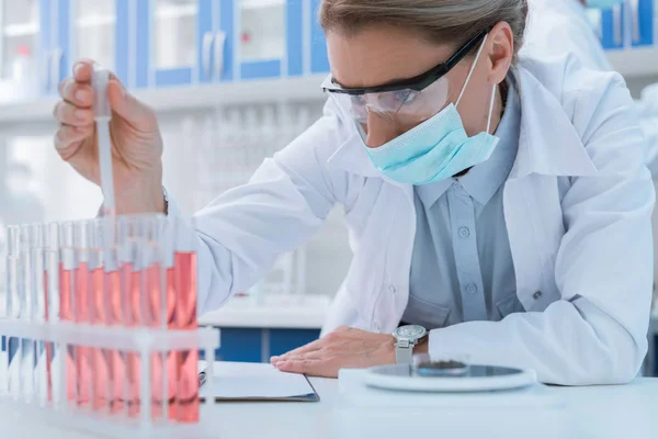 Scientist making experiment — Stock Photo