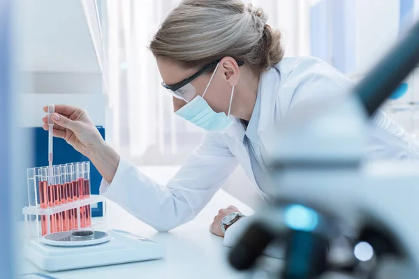 Scientist making experiment — Stock Photo