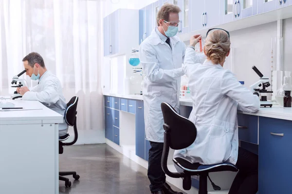 Scienziati che lavorano in laboratorio — Foto stock