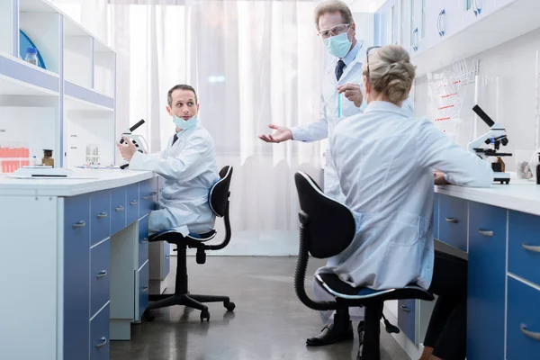 Trabajadores médicos hablando en laboratorio - foto de stock