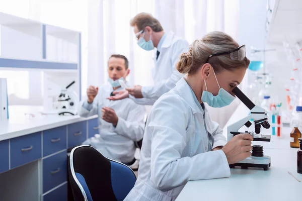 Químico haciendo análisis de microscopio - foto de stock