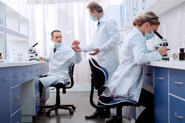 Técnicos de laboratorio que trabajan en el laboratorio - foto de stock