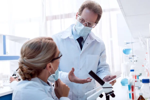 Doctors talking while working in lab — Stock Photo