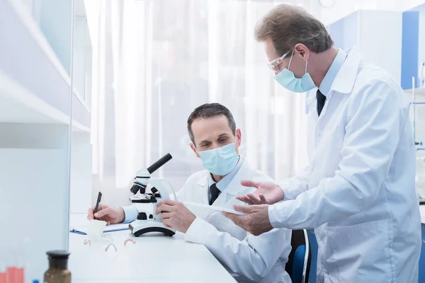 Scientists talking while working in lab — Stock Photo