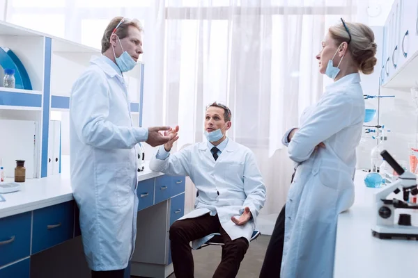 Médecins discutant du travail — Stock Photo