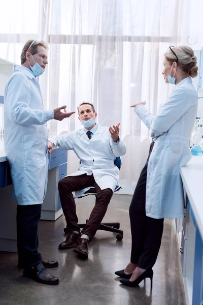 Cientistas que discutem o trabalho — Fotografia de Stock