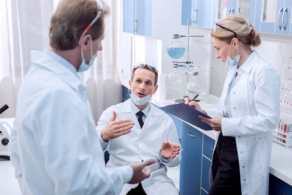 Scientists discussing work — Stock Photo