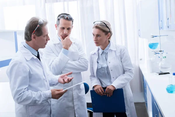 Chemists discussing work — Stock Photo