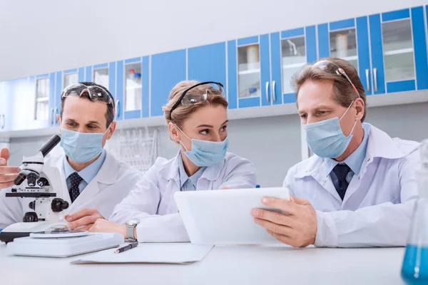 Wissenschaftler arbeiten mit digitalem Tablet — Stockfoto