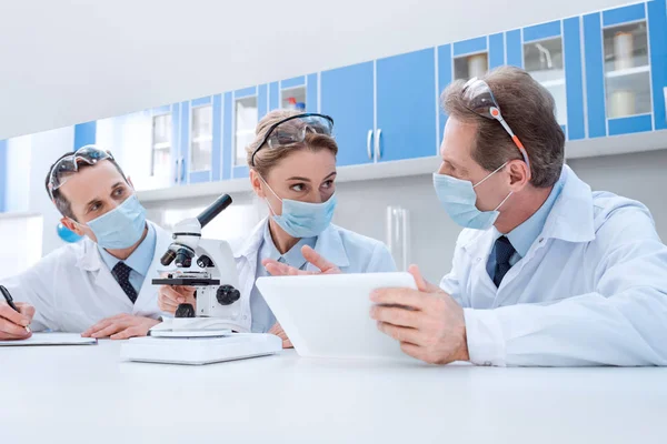 Cientistas trabalhando com tablet digital — Fotografia de Stock