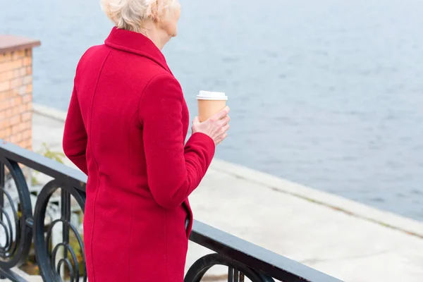 Seniorin mit Kaffee am Kai — Stockfoto