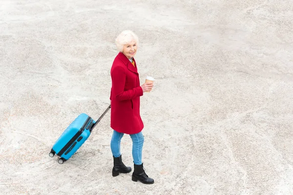 Старша жінка з дорожньою сумкою — стокове фото